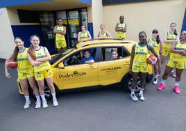 Las jugadoras del SPAR Gran Canaria y su entrenadora, Loly Monzón, en una imagen con uno de los vehículos de su patrocinador.