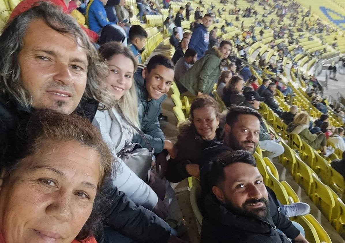 Imagen principal - Arriba, Ismael (primero abajo), junto a su familia en un partido de la UD Las Palmas. Abajo, a la izquierda, su bono de la temporada 2023-2024. Abajo derecha, Ismael celebrando un tanto en primera fila.