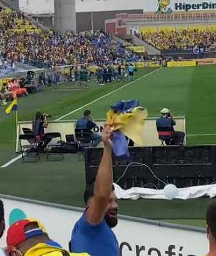 Imagen secundaria 2 - Arriba, Ismael (primero abajo), junto a su familia en un partido de la UD Las Palmas. Abajo, a la izquierda, su bono de la temporada 2023-2024. Abajo derecha, Ismael celebrando un tanto en primera fila.