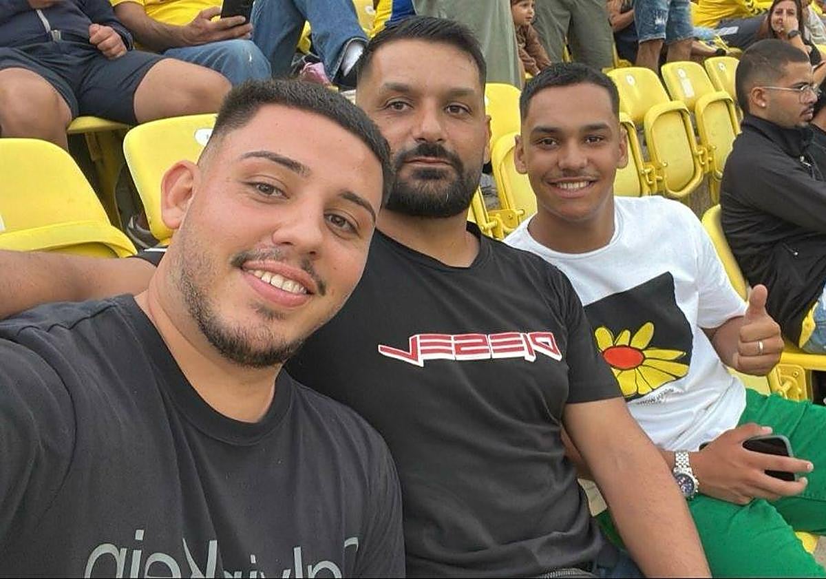 Imagen principal - Arriba, Ismael en el centro con su primo Iván y su hijo Yerobe. A la izquierda, Ismael, junto a dos grandes amigos esperando para entrar a un partido de la UD Las Palmas. A la derecha, junto a su primo Iván en un barco de camino a Tenerife para ver un derbi.