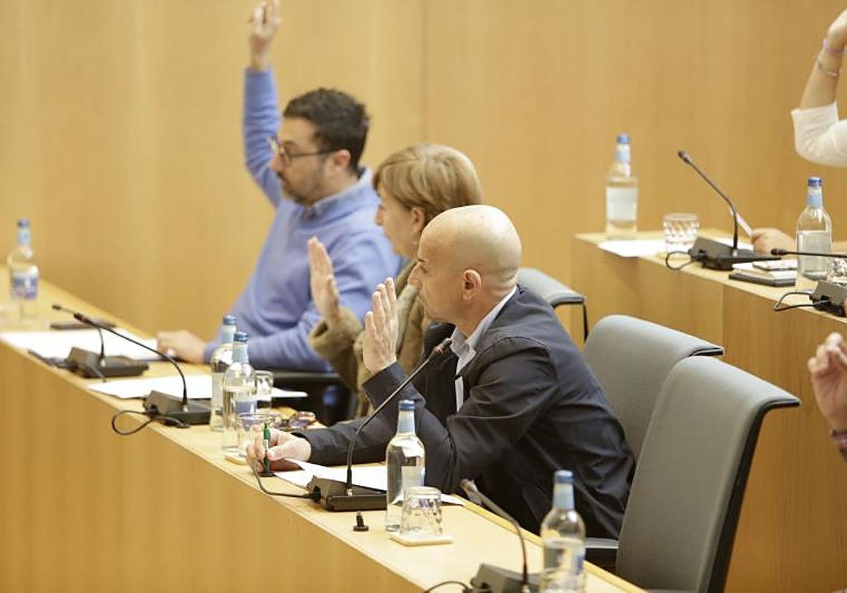 Ediles del gobierno local votando a favor de la medida.