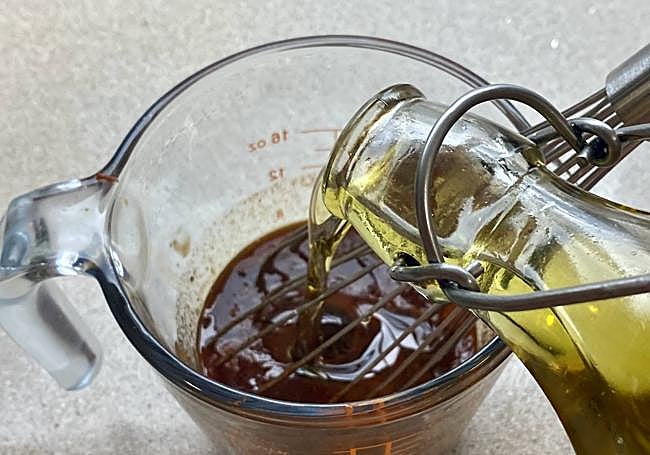 Vertemos el aceite y emulsionamos