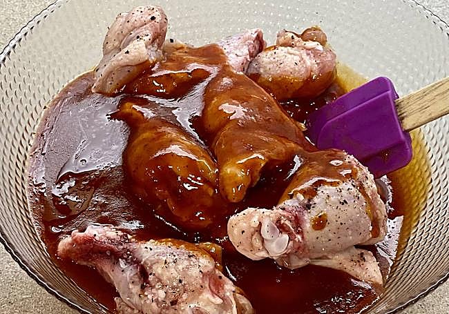 Incrporamos la salsa a las alitas