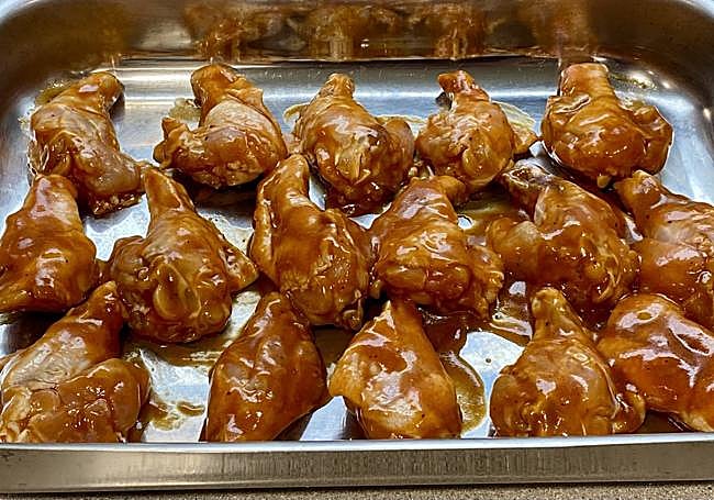 Dispondremos los muslitos en una bandeja de hornear