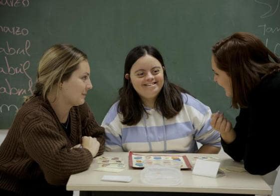 María Darwiche, entre Cristina y Raquel Medina, educadoras en prácticas.