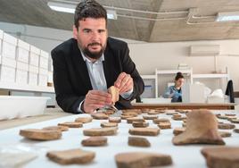Jesús Cáceres Rodríguez, con los restos de la cerámica de El Mojón que están en el Museo Arqueológico de Fuerteventura.