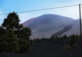 Vista del volcán de La Palma y sus alrededores cubiertos de ceniza.