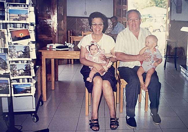 Teresa Reyes y Manuel Pérez, junto a dos de sus nietos.