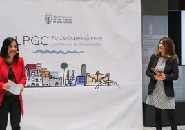 La alcaldesa de Las Palmas de Gran Canaria, Carolina Darias, y la diseñadora Cristina Pérez durante la presentación de la imagen corporativa de la ciudad.