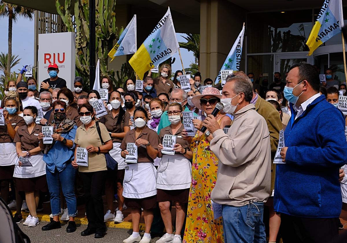 Protesta ante el hotel Oliva Beach tras la pandemia.