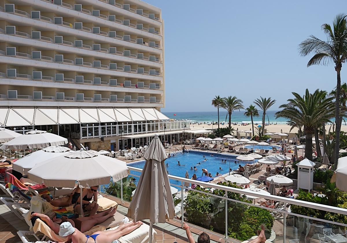 Zona de las piscinas del hotel Oliva Beach.