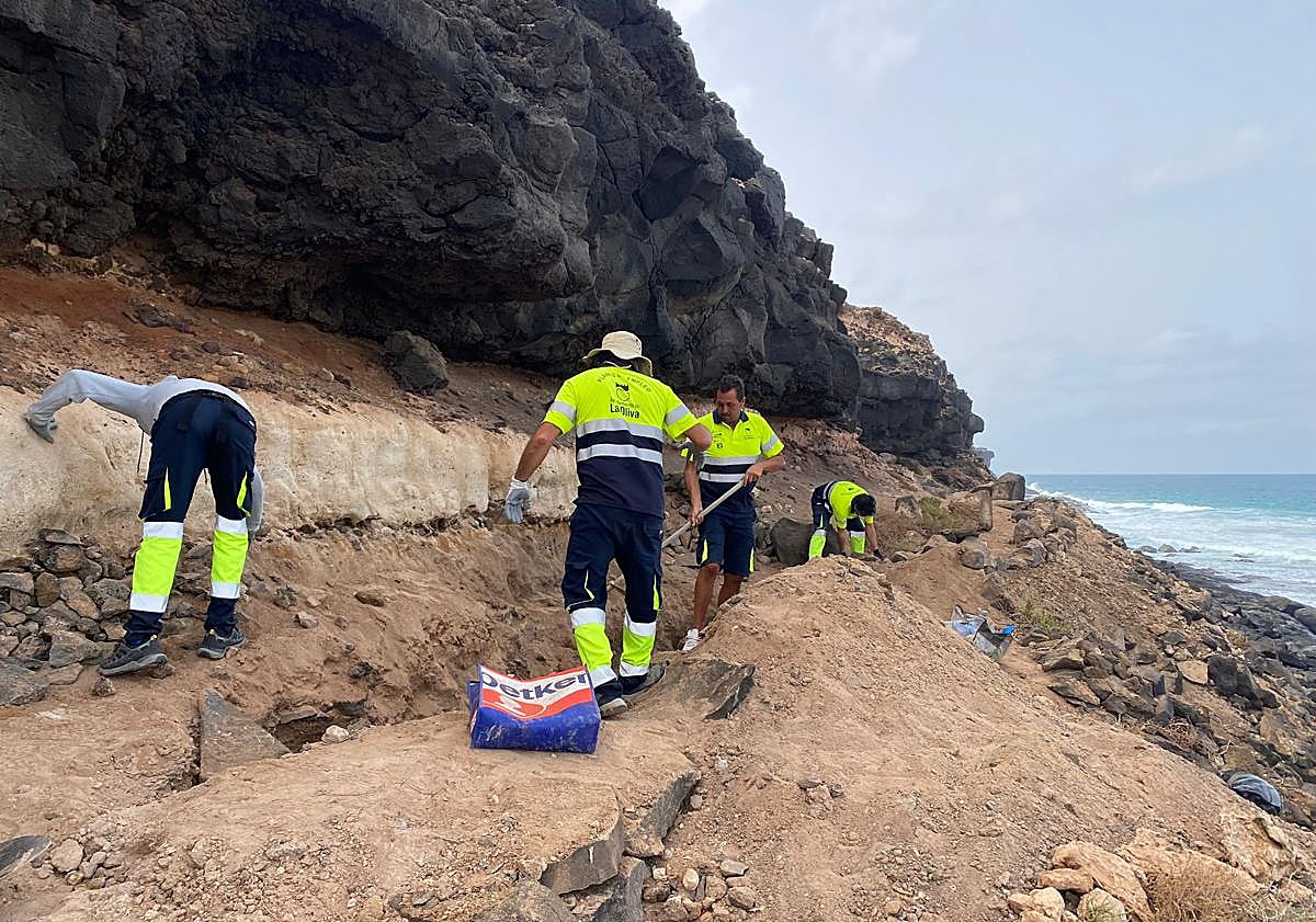 Imagen principal - La Oliva limpia Piedra Playa tras la apertura de zanjas, el techado del goro y el váter químico