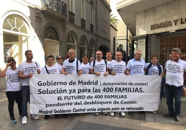 Manifestación cerca del Parlamento de Canarias, entre los que se encuentra Giráldez.