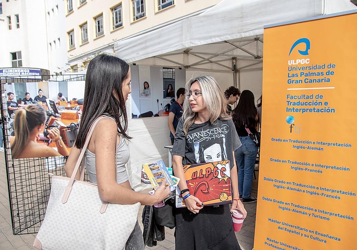 Dos estudiantes durante la jornada de puertas abiertas ayer, en la ULPGC, en el campus del Obelisco.
