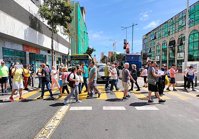 Imagen de los vecinos movilizándose en el entorno del Castillo de la Luz.