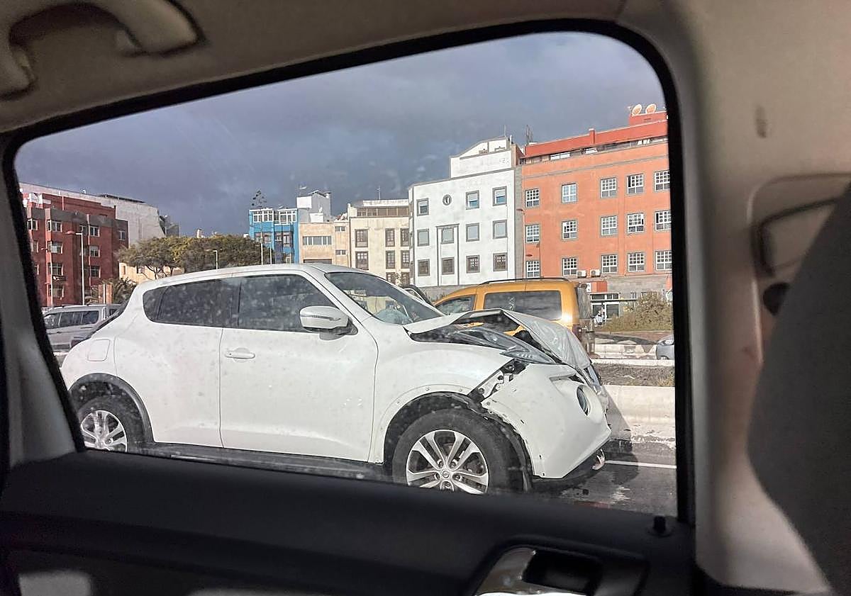 Imagen principal - Nuevo colapso en la entrada de la capital grancanaria por un accidente múltiple