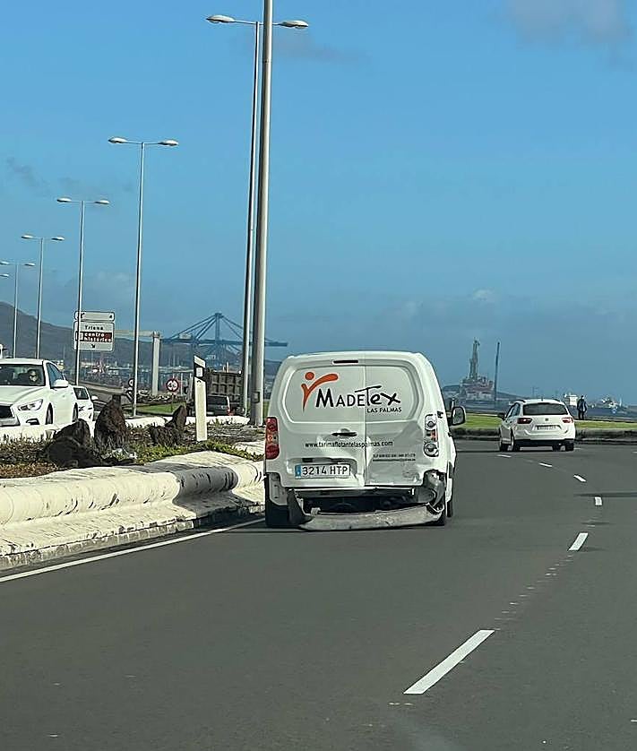 Imagen secundaria 2 - Nuevo colapso en la entrada de la capital grancanaria por un accidente múltiple