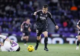 Manu Fuster, en plena acción ante el Valladolid.