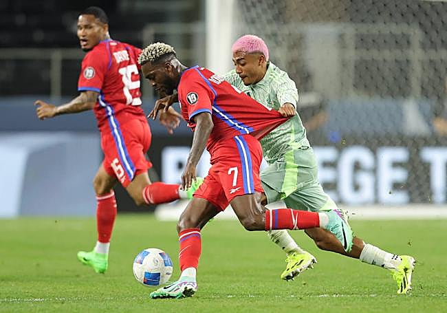 Araujo, momentos antes de lesionarse ante Panamá.