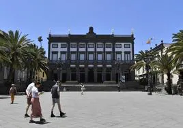 Las Casas Consistoriales en la Plaza de Santa Ana.