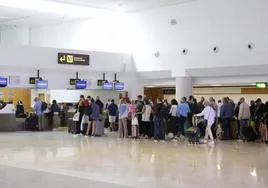 Actividad en el aeropuerto de Lanzarote César Manrique en la tarde del jueves pasado.