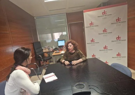 Imagen de la reunión entre la madre de la alumna y la adjunta de Igualdad de la Diputación del Común que distribuyó la institución.