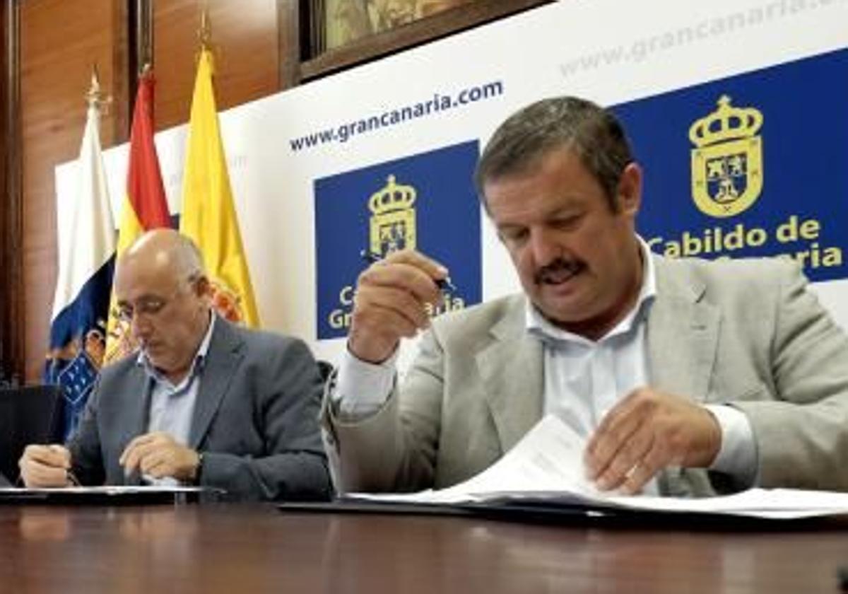 Rafael Hernández, presidente de Oportunidades de Vida, en la firma de un convenio con el Cabildo.