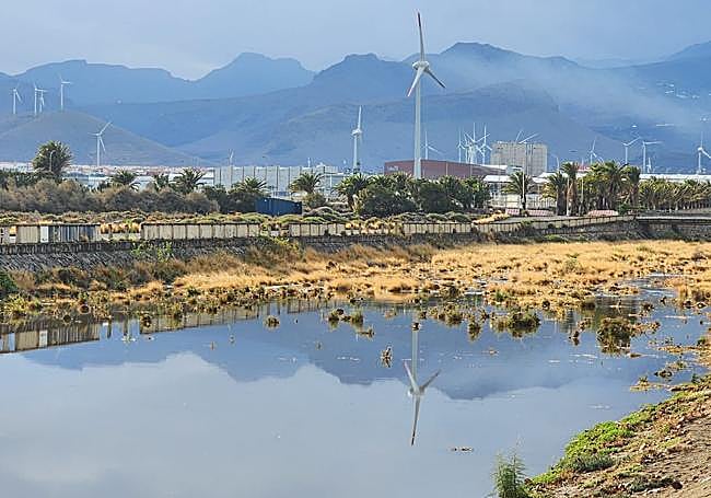 Vista del canal de Arinaga con el agua corriendo durante la tarde de este sábado.