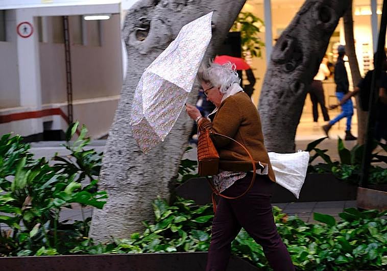 La lluvia y el viento hace acto de presencia en la capital grancanaria.