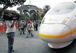 Prototipo de tren que se instaló en 2009 a modo de exhibición en el parque de San Telmo.