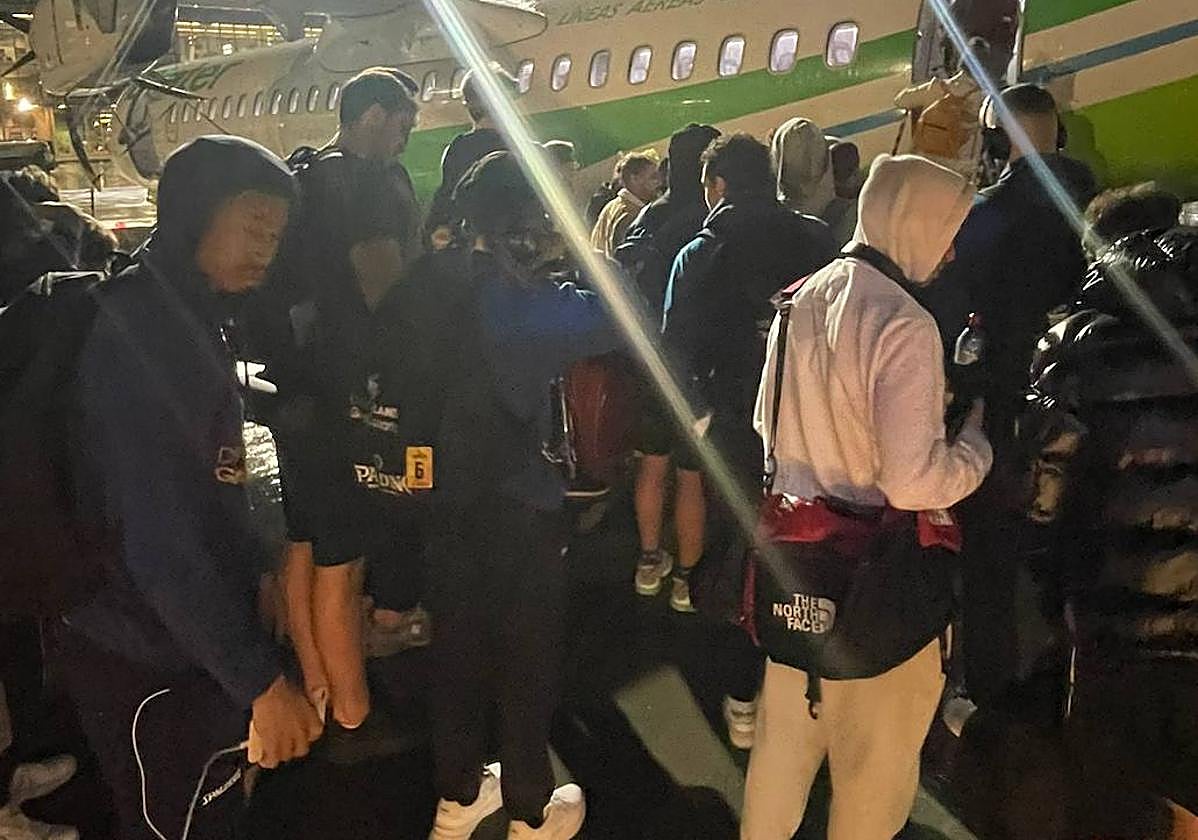 Los jugadores del Granca esperan para subir al avión.