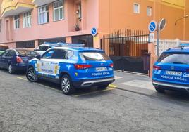 Imagen de los vehículos policiales aparcados en el domicilio dode se produjo el suceso, en la capital grancanaria.