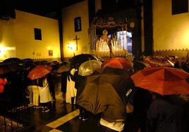 La lluvia obligó a adelantar el fin de la procesión.