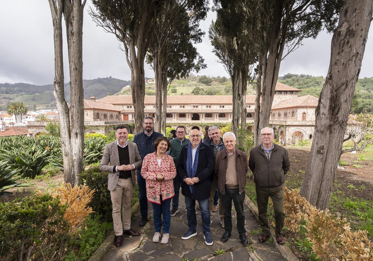 Nieves Ramos, coordinadora de Verode, recibió en el convento de las dominicas al presidente insular.