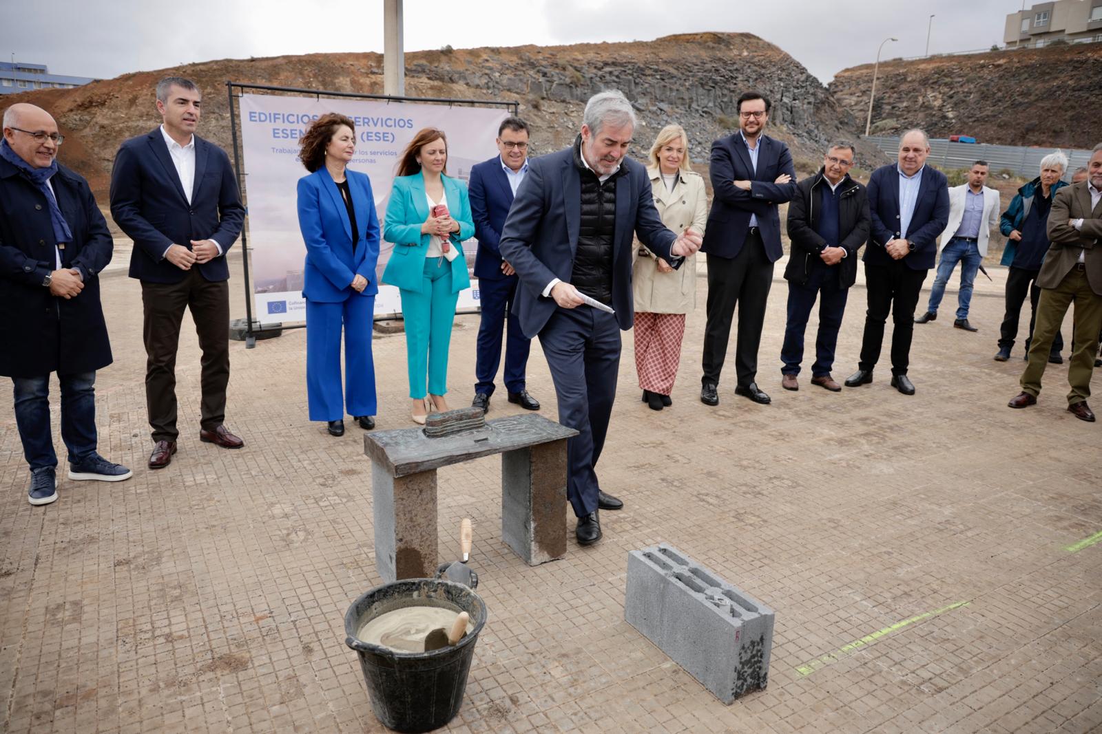 Clavijo da comienzo a las obras del edificio de Servicios Esenciales en Jinámar