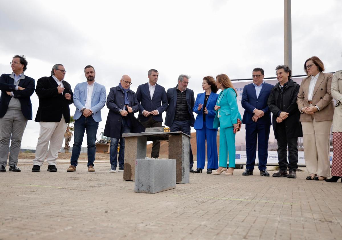 Fernando Clavijo pone la primera piedra en Jinámar al futuro edificio de Servicios Esenciales