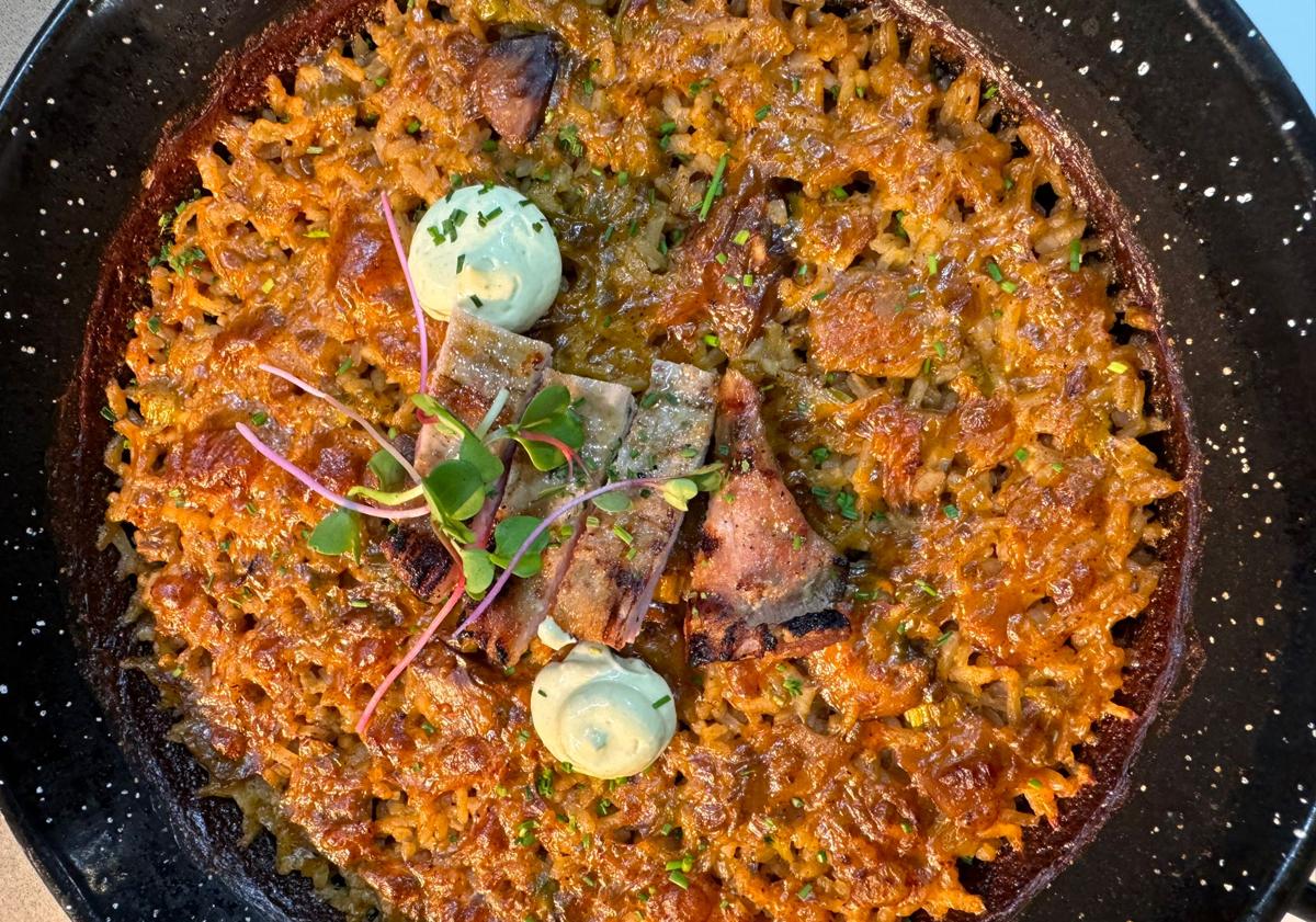 Imagen principal - Una amplia oferta en su cocina convierten la experiencia gastronómica en un éxito.