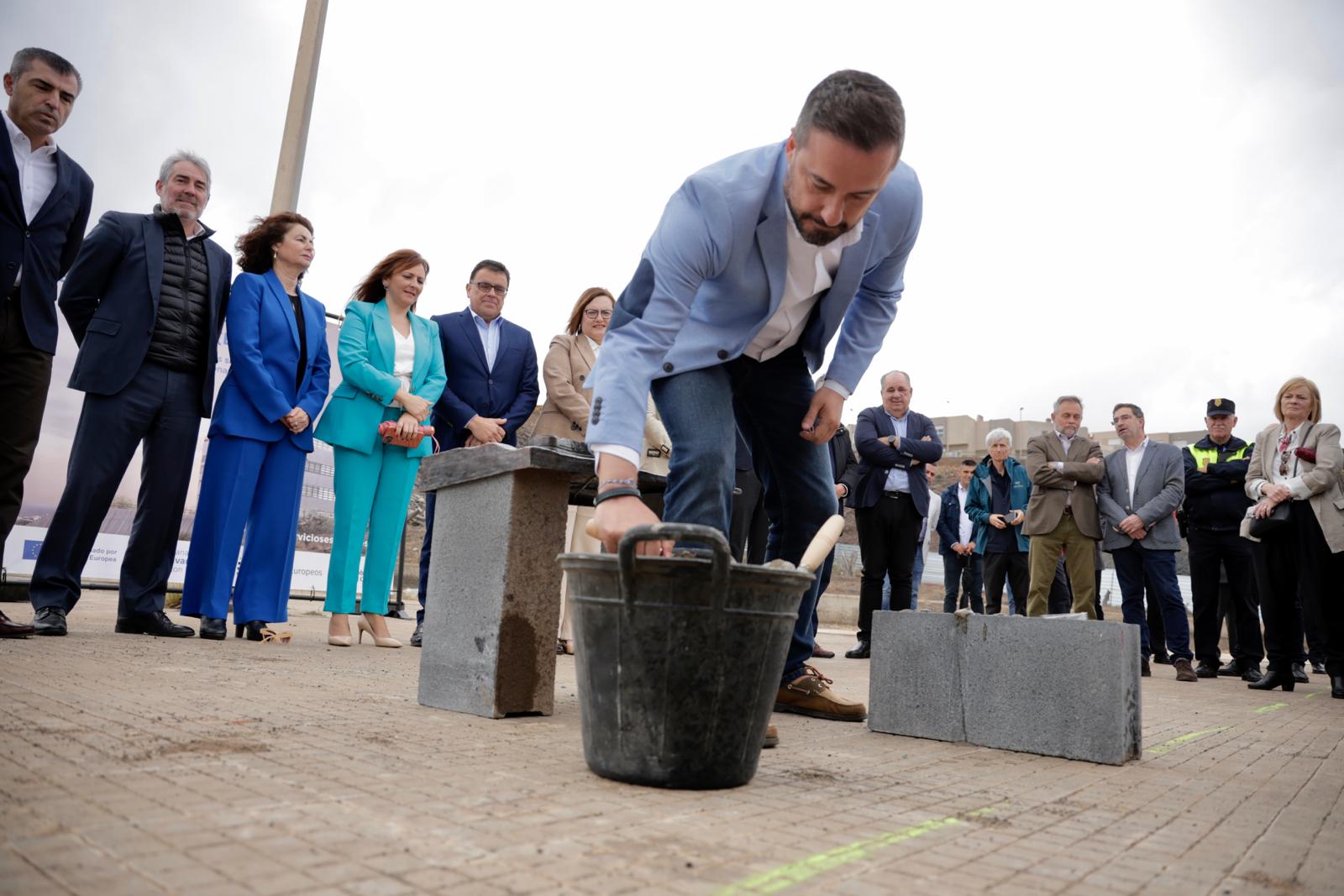 Clavijo da comienzo a las obras del edificio de Servicios Esenciales en Jinámar