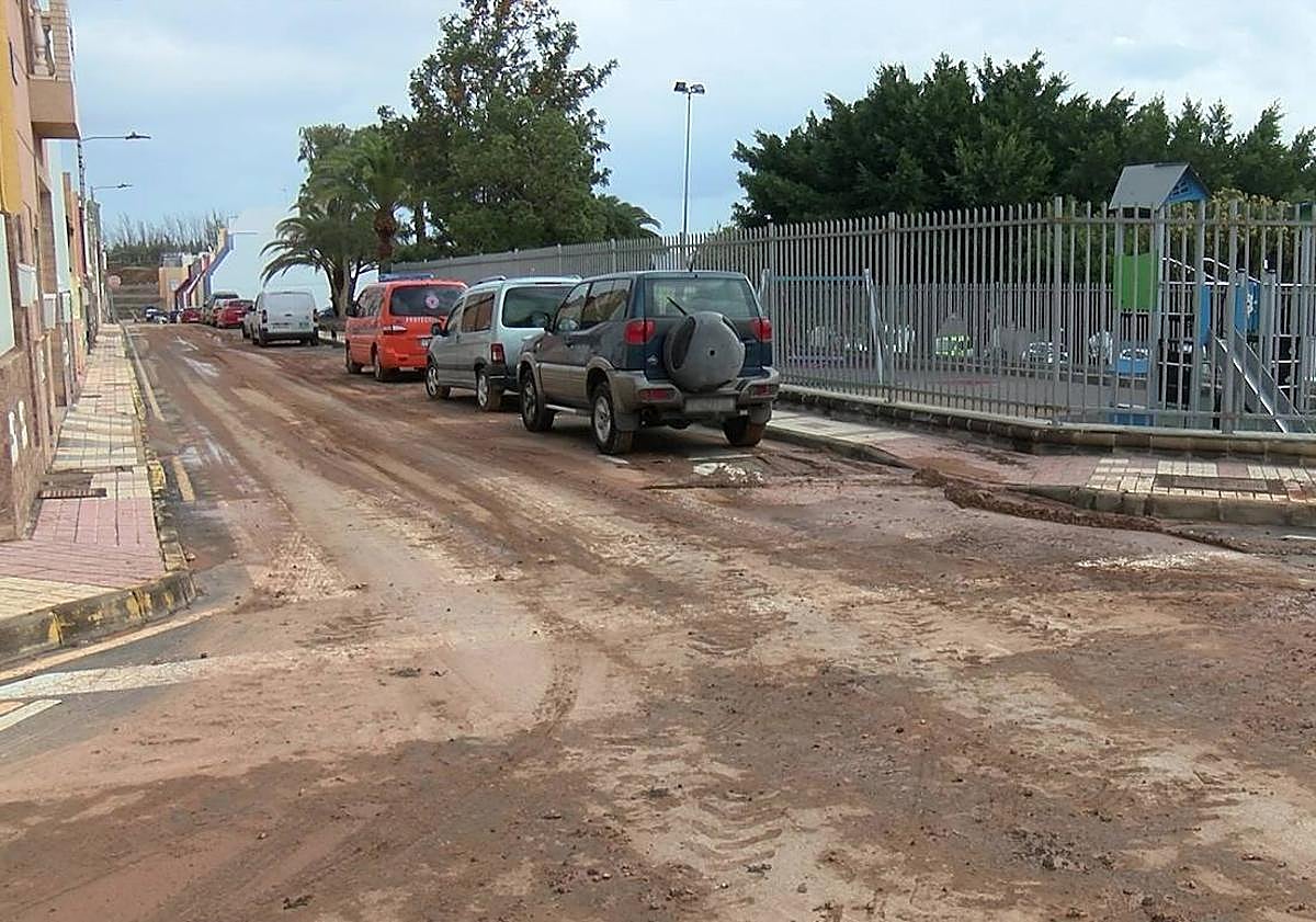 Imagen principal - La DANA deja inundaciones y acumulación de barro en Las Majoreras, Las Puntillas y El Burrero