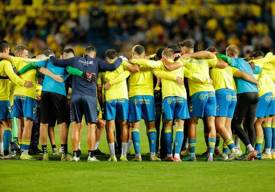 Piña de jugadores, técnicos y auxiliares de la UD antes del partido de la primera vuelta ante el Barça.