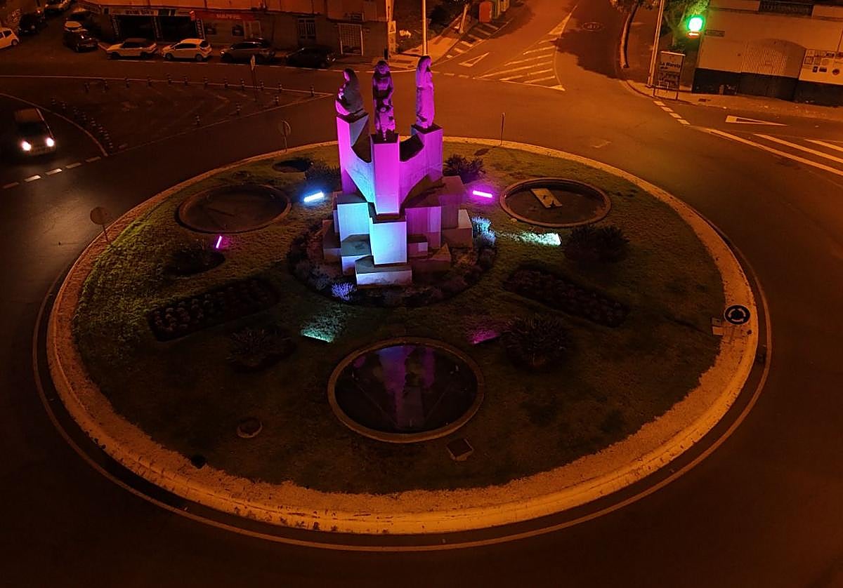 La escultura 'La Maternidad' iluminada para visibilizar la transexualidad.