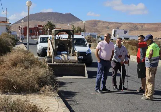 El alcalde Matías Peña y Juan Cabrera, edil de Medio Ambiente, en las tareas de limpieza de Valles de Ortega.