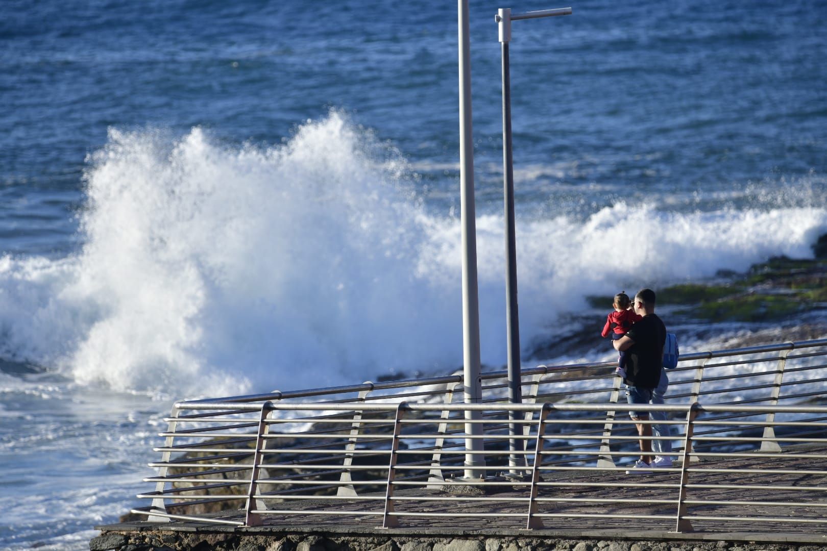 Las olas ofrecen un espectáculo en El Puertillo