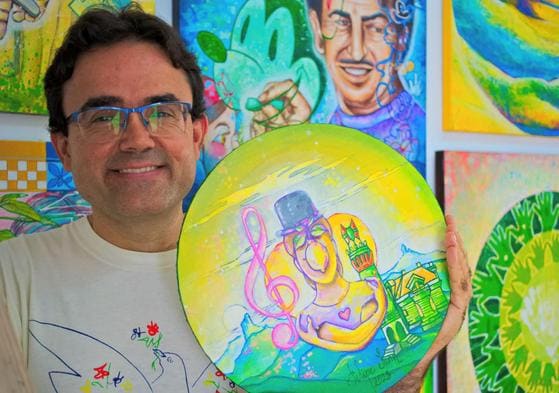 Felipe Juan posa con una de sus obras de la serie 'Laetitia'.