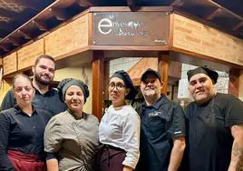 Patsy Jackson, en el centro, junto al equipo de su restaurante.