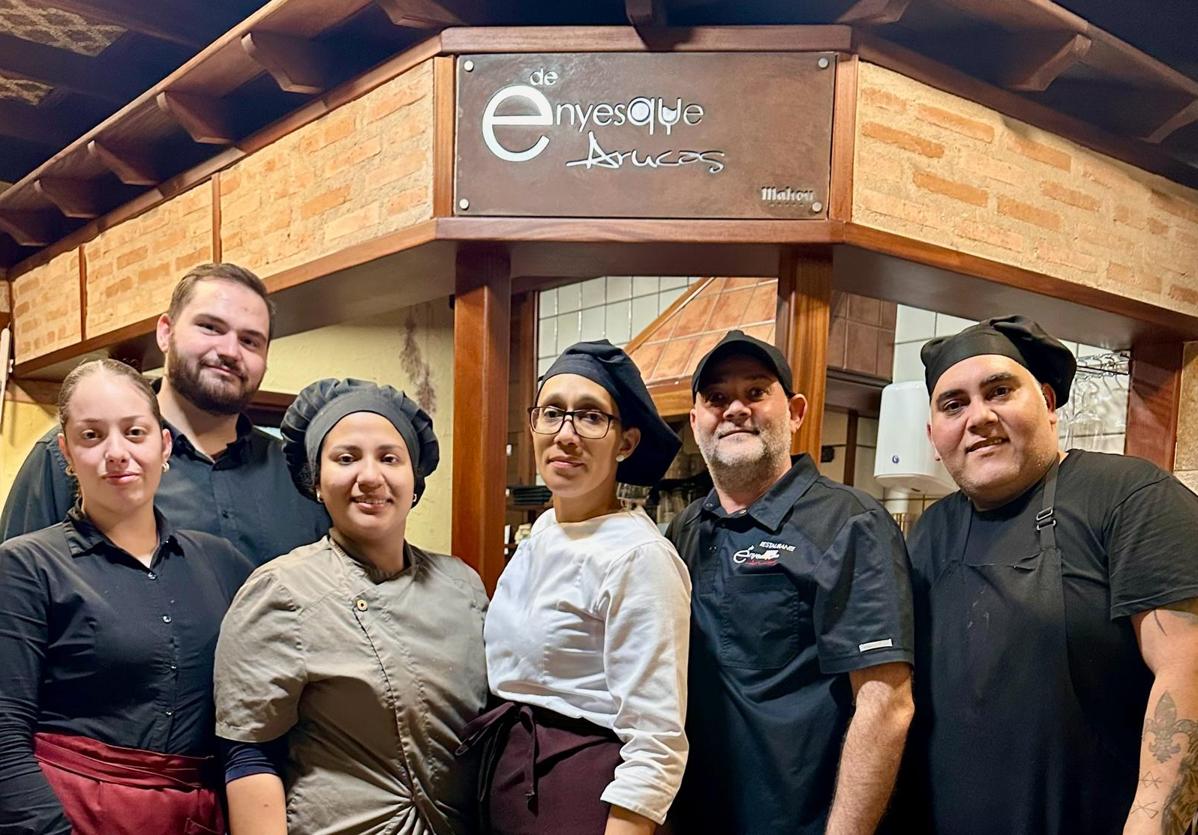 Patsy Jackson, en el centro, junto al equipo de su restaurante.