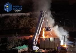 Los bomberos emplean 70.000 litros de agua en el incendio de una nave de palets en Maipez