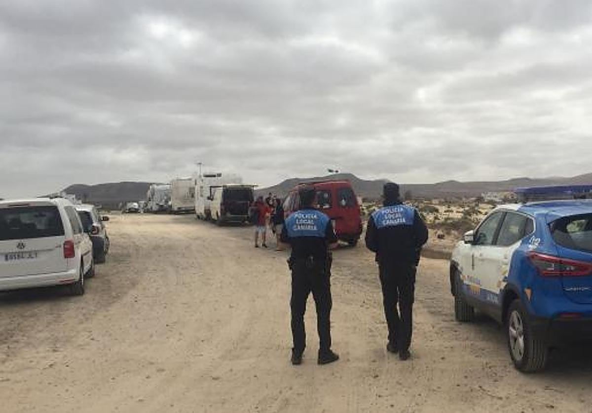 La Policía Local de La Oliva, en una actuación de 2021 contra las autocaravanas aparcadas de forma ilegal en las playas de El Cotillo.