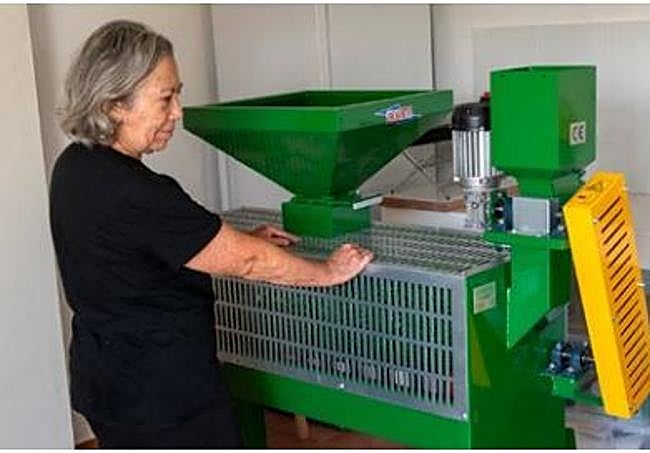 Inmacula Cebrián adquirió maquinaria para la manufactura de almendra y fruta de su finca.