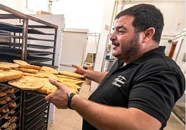 Miqueas Sánchez, gerente de la centenaria panadería Abraham Romero de Artenara.